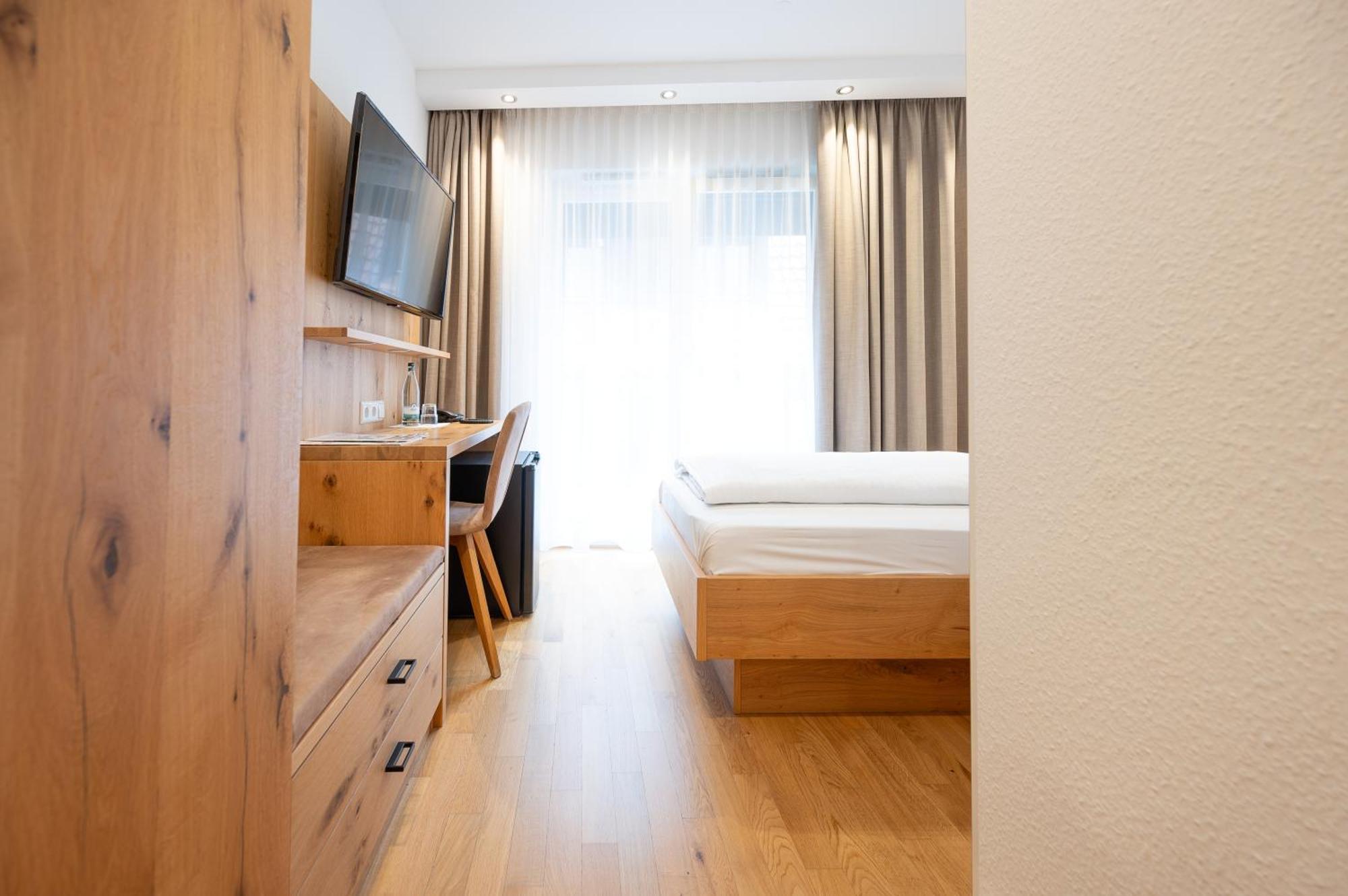 Hotel & Loewen 3*
